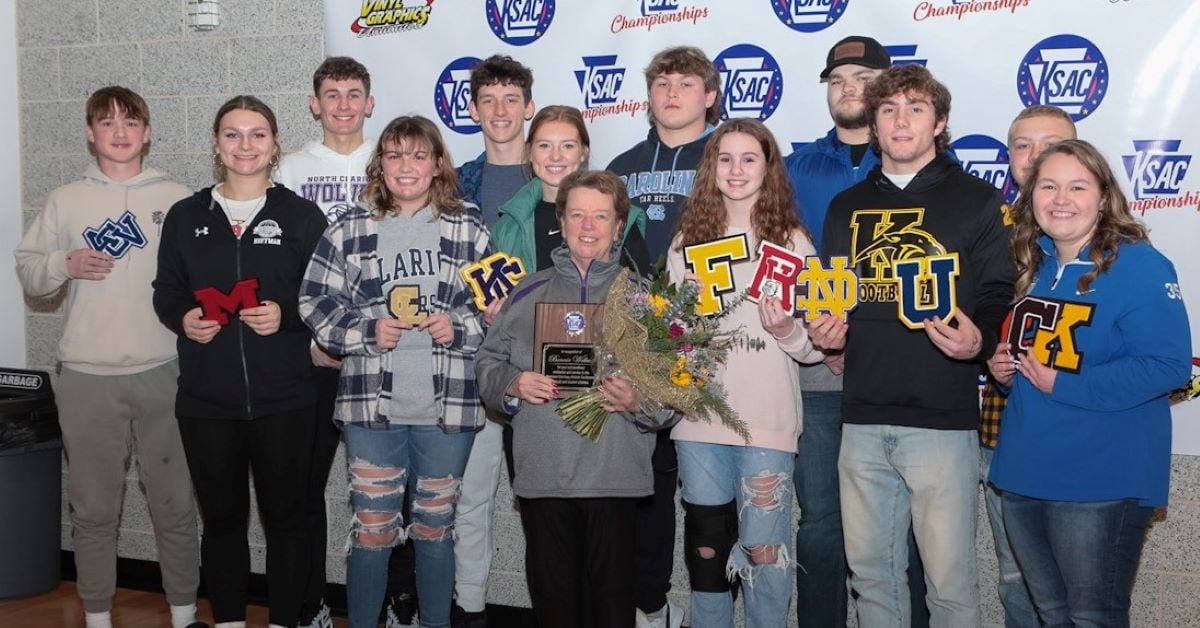 Bonnie-Wolbert-with-KSAC-Athletes-and-letters-Dave-Cyphert-Promedia